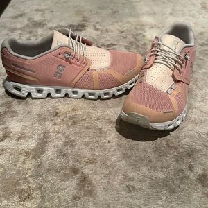 Like new pink On running shoes. Only worn a few times
